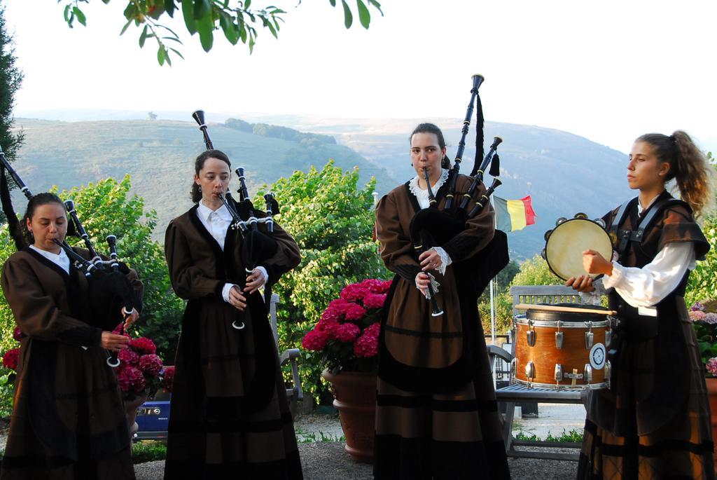 A Lastriña Hostal Trives Exterior foto